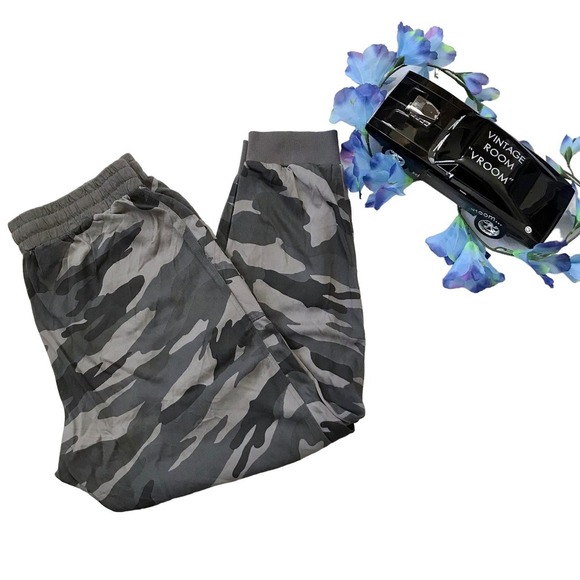 Splendid NWOT Gray Camo Lightweight Jogger Women L - Picture 1 of 12